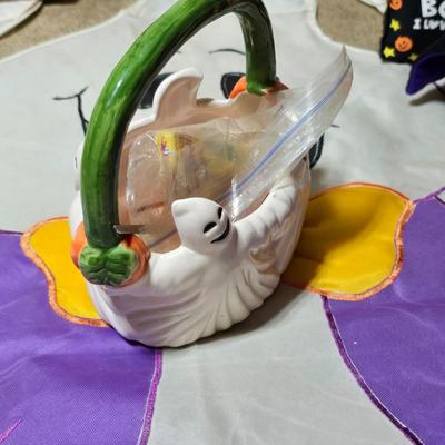 Large Halloween Décor Lot – Towels, Plush, Lights & More (65 Qt Tote Included)