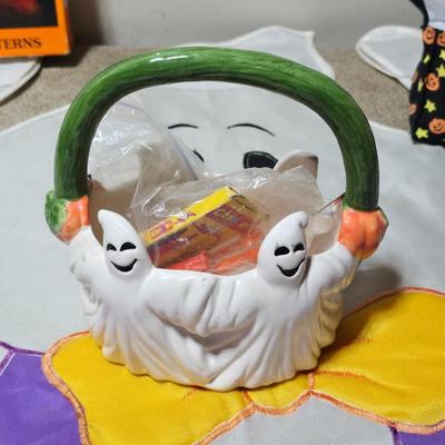 Large Halloween Décor Lot – Towels, Plush, Lights & More (65 Qt Tote Included)