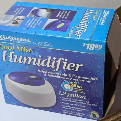 Household Essentials Lot – Humidifier, Mirror, Trimmer