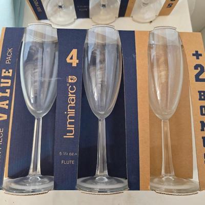 Entertaining Glassware & Serving Lot – Luminarc, Tray, Embroidered placemats