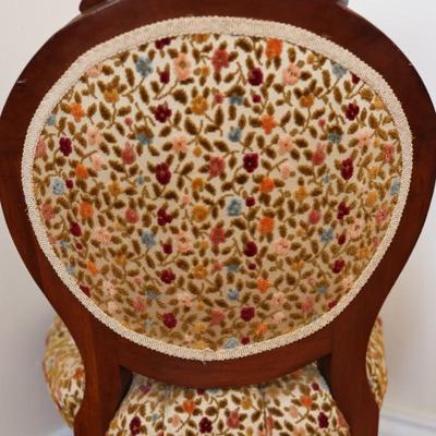 Vintage Floral Upholstered Victorian Tuft-Back Accent Side Chair with Rose Carving