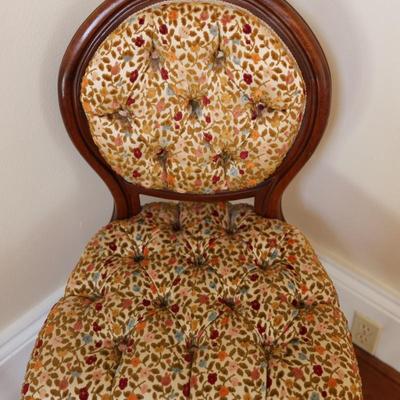 Vintage Floral Upholstered Victorian Tuft-Back Accent Side Chair with Rose Carving