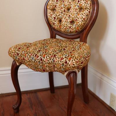Vintage Floral Upholstered Victorian Tuft-Back Accent Side Chair with Rose Carving