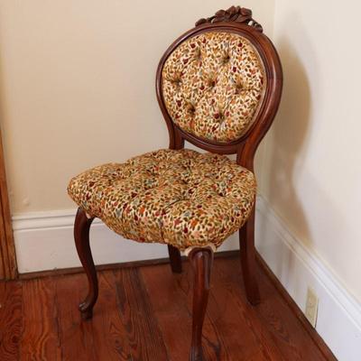 Vintage Floral Upholstered Victorian Tuft-Back Accent Side Chair with Rose Carving