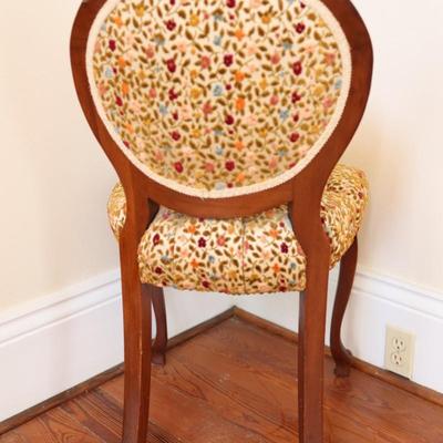 Vintage Floral Upholstered Victorian Tuft-Back Accent Side Chair with Rose Carving
