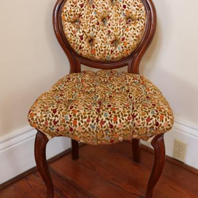 Vintage Floral Upholstered Victorian Tuft-Back Accent Side Chair with Rose Carving
