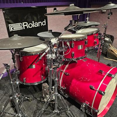 Sale Photo Thumbnail #47: The Perfect Fusion of Acoustic and Electronic Drums: The VAD706 takes the electronic drumming experience where it’s never gone before, combining Roland’s flagship V-Drums technologies with the hand-crafted detail of premium-grade acoustic drums. This 