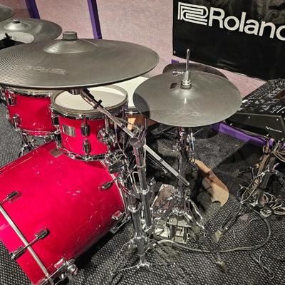 Sale Photo Thumbnail #46: The Perfect Fusion of Acoustic and Electronic Drums: The VAD706 takes the electronic drumming experience where it’s never gone before, combining Roland’s flagship V-Drums technologies with the hand-crafted detail of premium-grade acoustic drums. This 