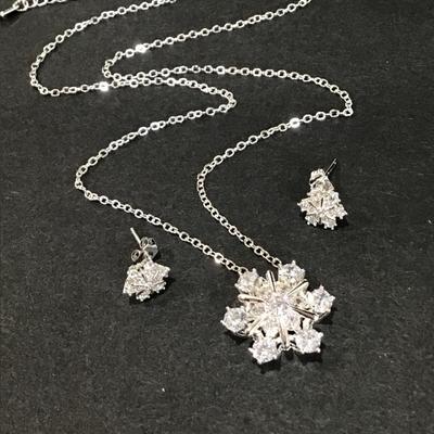 Gorgeous find silver plated and CZ snowflake necklace and earring set