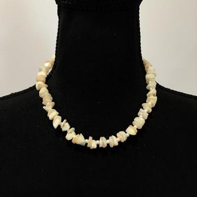 Beautiful vintage mother of pearl necklace and bracelet set