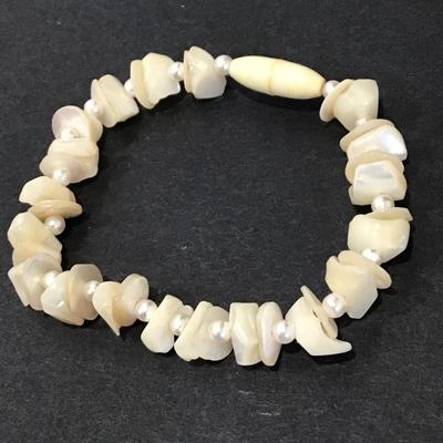 Beautiful vintage mother of pearl necklace and bracelet set