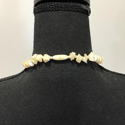 Beautiful vintage mother of pearl necklace and bracelet set