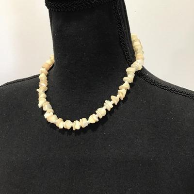 Beautiful vintage mother of pearl necklace and bracelet set