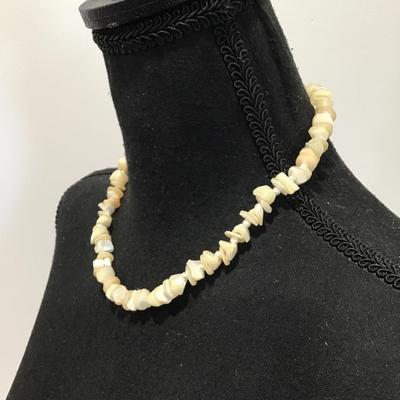 Beautiful vintage mother of pearl necklace and bracelet set