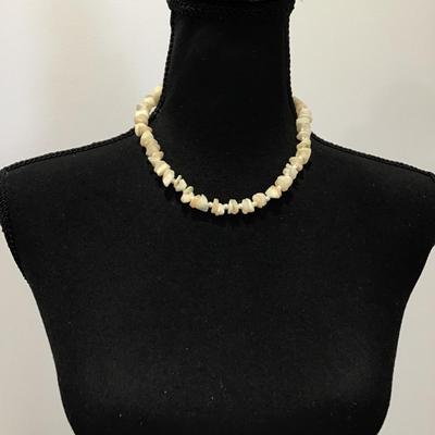 Beautiful vintage mother of pearl necklace and bracelet set
