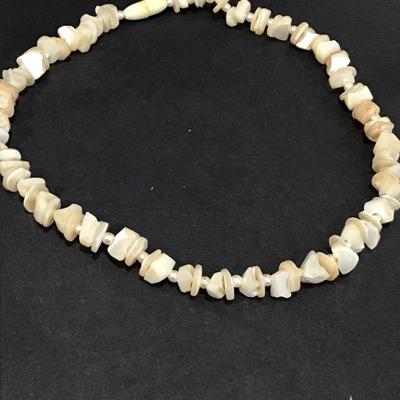 Beautiful vintage mother of pearl necklace and bracelet set