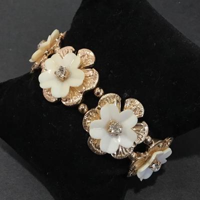 Pretty vintage, flower, gold, toned stretch bracelet