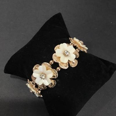 Pretty vintage, flower, gold, toned stretch bracelet