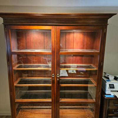 Sale Photo Thumbnail #19: Large Glass Breakfront Henredon Bookcase

Description: Glass shelves with plate channels, 5 shelves, lighted, classical style, handled
Dimensions: 83x69x20
Damage: Normal wear