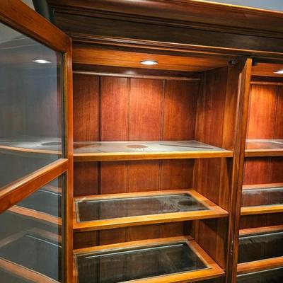 Sale Photo Thumbnail #26: Large Glass Breakfront Henredon Bookcase

Description: Glass shelves with plate channels, 5 shelves, lighted, classical style, handled
Dimensions: 83x69x20
Damage: Normal wear