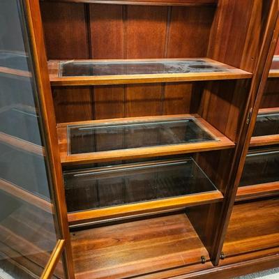 Sale Photo Thumbnail #27: Large Glass Breakfront Henredon Bookcase

Description: Glass shelves with plate channels, 5 shelves, lighted, classical style, handled
Dimensions: 83x69x20
Damage: Normal wear