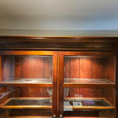 Sale Photo Thumbnail #21: Large Glass Breakfront Henredon Bookcase

Description: Glass shelves with plate channels, 5 shelves, lighted, classical style, handled
Dimensions: 83x69x20
Damage: Normal wear