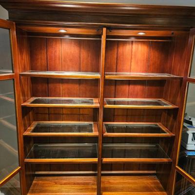 Sale Photo Thumbnail #25: Large Glass Breakfront Henredon Bookcase

Description: Glass shelves with plate channels, 5 shelves, lighted, classical style, handled
Dimensions: 83x69x20
Damage: Normal wear