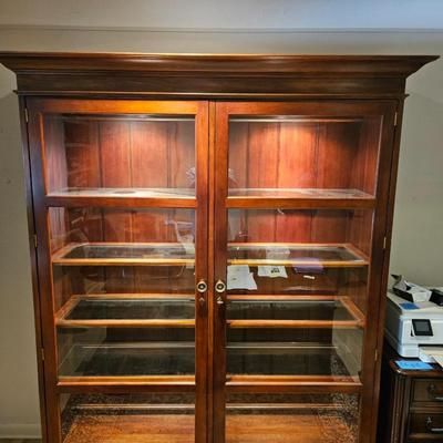 Sale Photo Thumbnail #20: Large Glass Breakfront Henredon Bookcase

Description: Glass shelves with plate channels, 5 shelves, lighted, classical style, handled
Dimensions: 83x69x20
Damage: Normal wear