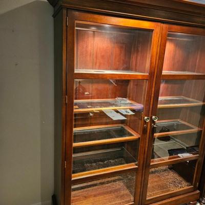 Sale Photo Thumbnail #22: Large Glass Breakfront Henredon Bookcase

Description: Glass shelves with plate channels, 5 shelves, lighted, classical style, handled
Dimensions: 83x69x20
Damage: Normal wear