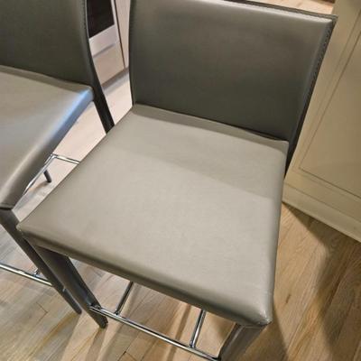Sale Photo Thumbnail #75: Pair of Contemporary Grey Leather & Chrome Bar Stools

Dimensions: 34x17x18, Seat 26”
Damage: Normal wear