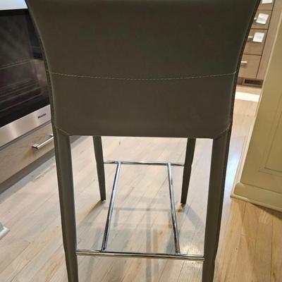 Sale Photo Thumbnail #79: Pair of Contemporary Grey Leather & Chrome Bar Stools

Dimensions: 34x17x18, Seat 26”
Damage: Normal wear