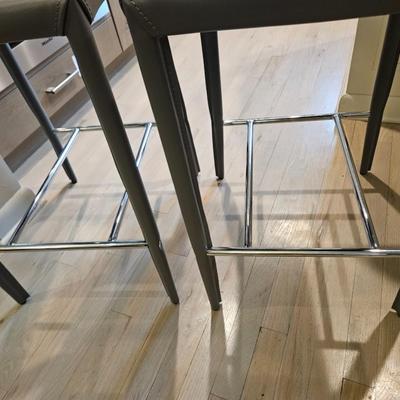Sale Photo Thumbnail #76: Pair of Contemporary Grey Leather & Chrome Bar Stools

Dimensions: 34x17x18, Seat 26”
Damage: Normal wear