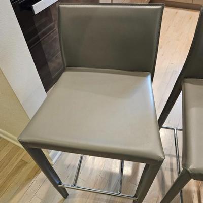 Sale Photo Thumbnail #83: Pair of Contemporary Grey Leather & Chrome Bar Stools

Dimensions: 34x17x18, Seat 26”
Damage: Normal wear