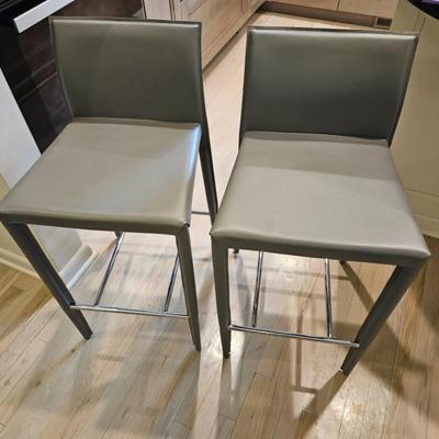 Sale Photo Thumbnail #82: Pair of Contemporary Grey Leather & Chrome Bar Stools

Dimensions: 34x17x18, Seat 26”
Damage: Normal wear