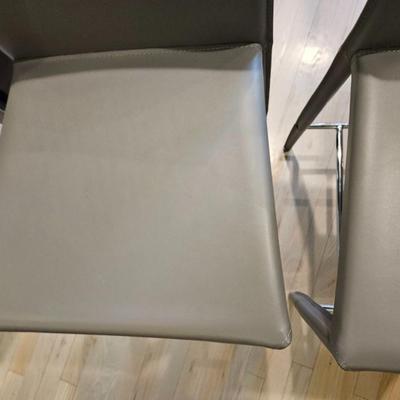 Sale Photo Thumbnail #87: Pair of Contemporary Grey Leather & Chrome Bar Stools

Dimensions: 34x17x18, Seat 26”
Damage: Normal wear