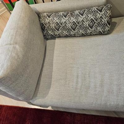 Sale Photo Thumbnail #102: Crate & Barrel Chaise Lounge, Tweed Fabric, Oatmeal

Dimensions: 32x40x76
Damage: Normal wear