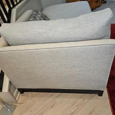 Sale Photo Thumbnail #104: Crate & Barrel Chaise Lounge, Tweed Fabric, Oatmeal

Dimensions: 32x40x76
Damage: Normal wear