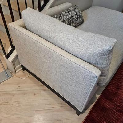 Sale Photo Thumbnail #103: Crate & Barrel Chaise Lounge, Tweed Fabric, Oatmeal

Dimensions: 32x40x76
Damage: Normal wear