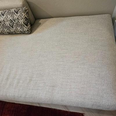 Sale Photo Thumbnail #101: Crate & Barrel Chaise Lounge, Tweed Fabric, Oatmeal

Dimensions: 32x40x76
Damage: Normal wear