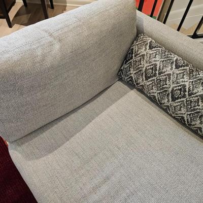 Sale Photo Thumbnail #105: Crate & Barrel Chaise Lounge, Tweed Fabric, Oatmeal

Dimensions: 32x40x76
Damage: Normal wear