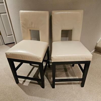 Sale Photo Thumbnail #121: Pair of Contemporary Vinyl Open-Back Bar Stools

Dimensions: 40x19x18, Seat 24”
Damage: Normal wear