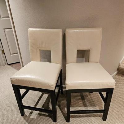Sale Photo Thumbnail #122: Pair of Contemporary Vinyl Open-Back Bar Stools

Dimensions: 40x19x18, Seat 24”
Damage: Normal wear