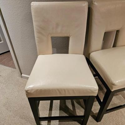 Sale Photo Thumbnail #124: Pair of Contemporary Vinyl Open-Back Bar Stools

Dimensions: 40x19x18, Seat 24”
Damage: Normal wear