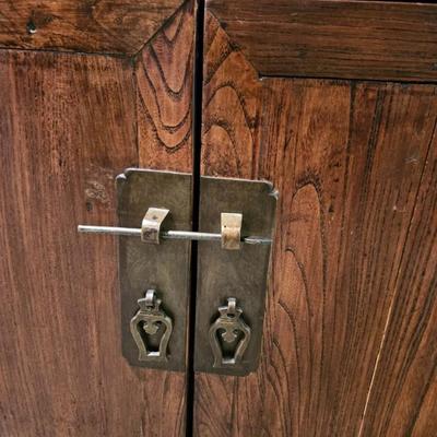 Sale Photo Thumbnail #146: Exotic Wood Asian Style Storage Cabinet, Breakfront, Lighted, 3-Drawer, Brass Hardware

Description: Old-style lock
Dimensions: 74x37x18
Damage: Normal wear