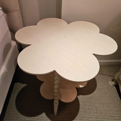 Sale Photo Thumbnail #148: Floral Top 2-Tiered Barley Twist End Table, Drexel Heritage, White

Dimensions: 26x28x28
Damage: Normal wear