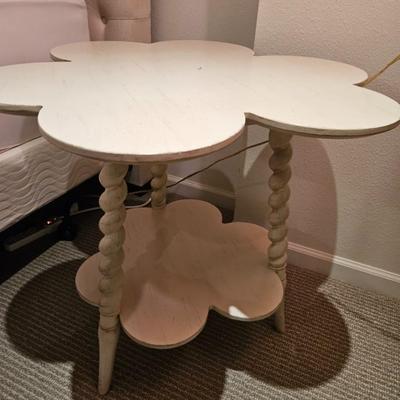 Sale Photo Thumbnail #151: Floral Top 2-Tiered Barley Twist End Table, Drexel Heritage, White

Dimensions: 26x28x28
Damage: Normal wear