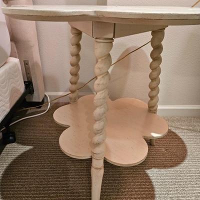 Sale Photo Thumbnail #150: Floral Top 2-Tiered Barley Twist End Table, Drexel Heritage, White

Dimensions: 26x28x28
Damage: Normal wear