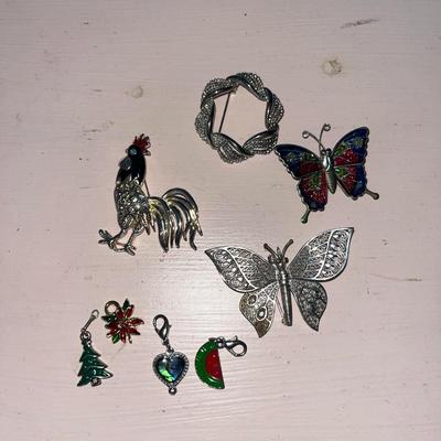 Sale Photo Thumbnail #717: Pins, pendants and charms