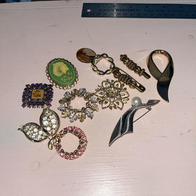 Sale Photo Thumbnail #718: Assortment of vintage pins and brooches