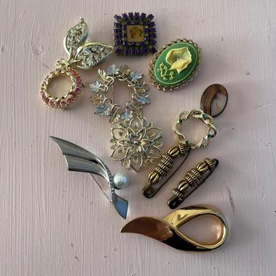 Sale Photo Thumbnail #719: Assortment of vintage pins and brooches
